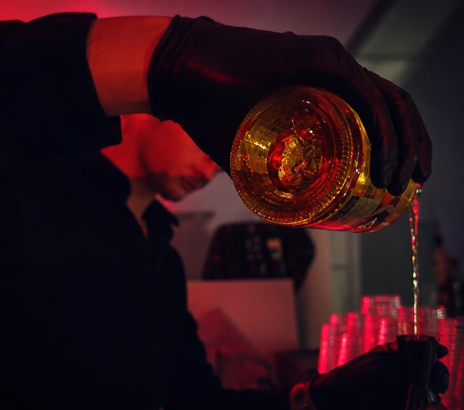 Ein Drink wird im roten Licht eines Victrola-Abends zubereitet